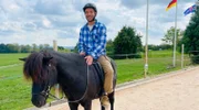 Ramon Babazadeh auf dem Hohenloher Islandpferdegestüt Reußenberg.