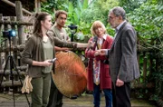 Ausgerechnet der ehemalige Zoodirektor Georg Baumgart (Gunter Schoß, r. mit Ursela Monn, 2.v.r.) gerät den Studierenden Lilith Glaser (Madeleine de le Roi, l.) und Nick Conrad (Noel Okwanga, 2.v.l.) für eine Social-Media Kampagne vor das Mikrofon.