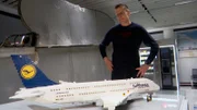 Nils Hartwig liebt Lego und baut große Flugzeuge ohne Anleitung oder Pläne nach. Da staunen sogar Airbus- und Lego-Ingenieure: Aus 7126 Steinen besteht sein jüngstes Projekt, ein Airbus A380, das größte Passagierflugzeug der Welt. Den Bauplan hat der Zahntechniker selbst erstellt. Jetzt darf er den Flieger am Flughafen ausstellen.