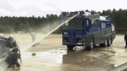 Die Auszubildenden der Polizeischule Oranienburg haben einen interessanten Tag: sie dürfen ein erstes Einsatztraining mit dem Wasserwerfer absolvieren.