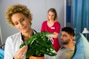 Dr. Helena von Arnstett (Claudia Hiersche, l.), Mia Kunze (Antonia Döring, M.) und Dennis Liebmann (Volkan Isbert)
