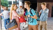 Jakob (Mateo Wansing Lorrio, M.) hat für seinen Bruder Philipp (Max Schimmelpfennig, r.)  und Lea (Lea Marie Meinzenbach, l.) FC Fans mit Bengalos organisiert.