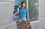 Pflanzen zwischen Pflastersteinen können Städte natürlich kühlen und das Stadtklima verbessern. Warum Unkraut vielleicht bald gefeiert wird, erklärt Anja Reschke bei „Wissen vor acht – Zukunft“.