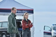 Luisa Hoffmann (Alina Fritsch) und Micha Oberländer (Matthias Koeberlin) sind zusammen am Tatort.