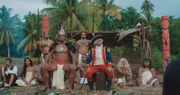 König Ereti (Hiti Mennesson, l.) und Bougainville (Lionel Aknine, r.) während einer exotischen Zeremonie.
