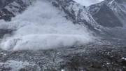 Eine Lawine am Everest trifft das Basislager.