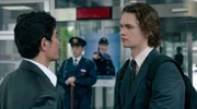 Jake (Ansel Elgort) hofft auf Informationen von Miyamoto (Hideaki Itō, li.).