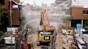 ein Bagger, der ein altes Haus abreißt