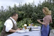 Ein freier Tag und ein zünftiges Essen und Cop Korbinian Hofer (Joseph Hannesschläger) ist glücklich, aber seine Schwester Marie (Karin Thaler) weiß schon, dass der Tag anders weitergeht, als es sich ihr Bruder vorstellt.