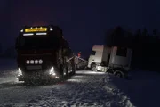 Die Mannschaft arbeitet daran, den Lkw wieder auf die Straße zu bringen.