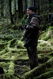 PORT PROTECTION, ALASKA- Sam Carlson wartet auf ein Reh, während er mit seinem Sohn jagt (Foto: National Geographic Channels/Rocco Colonna)