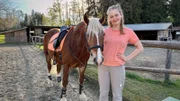 Nina streichelt Stute Mirielle. Die große Stute ist ein Welsh D Pony, auch Welsh Cob genannt.