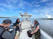 Filmteam auf einem Boot