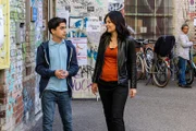 Der geflüchtete Junge Burak (Ali-Emre Sahin) bittet Mina Amiri (Jasmin Tabatabai) um Hilfe.