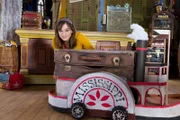 Siebenstein (Henriette Heinze) und Rabe Rudi (Werner Knoedgen) haben eine große Überraschung für ihren alten, unbeweglichen Freund: ein flottes Koffermobil!