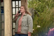 Helen Chambers (Danielle Macdonald) sieht nur noch einen Weg, einen Vernichtungskrieg der beiden verfeindeten Clans zu verhindern: Sie will das Familiengeheimnis der Cassidys finden und den McDonnells übergeben.