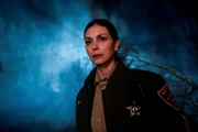 Morena Baccarin als Sheriff Mickey Fox.