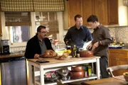 Frank (Tom Selleck, l.) und Danny (Donnie Wahlberg, M.) sprechen Jamie (Will Estes, r.), der zum ersten Mal gezwungen war, seine Dienstwaffe einzusetzen, Mut zu ...