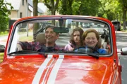 Fritz Fuchs (Guido Hammesfahr, l.) bringt mit Jakob (Manuel Santos Gelke, M.) und Marie (Imogen Kogge, r.) ganz unterschiedliche Generationen zusammen. Ob das funktioniert?