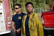 l-r: Jordan Calloway als Jake Crawford und Jules Latimer als Eve Edwards.