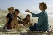 Miss Chatham (Christine Amor, re.) schenkt Rikki (Cariba Heine, li.) den Anhänger ihrer verstorbenen Freundin Julia.