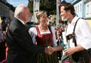 Lotte (Gila von Weitershausen) und ihr Mann Herbert (Wolfgang Hübsch, li.) gratulieren dem tüchtigen Biobauern Fabian (Markus Knüfken) zum Gewinn des Kürbiswettbewerbs.