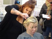 Kandidatin Anke (r.) beim Friseur
