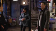 Als Charlotte "Charlie" (Shaolyn Fernandez, l.) Deniz (Igor Dolgatschew) bittere Vorwürfe macht, ist Deniz kurz davor, ihr seine Liebe zu gestehen.