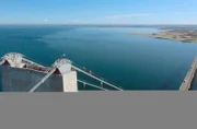Die „Storebaeltbroen“ gehört zu den längsten Hängebrücken der Welt. Sie verbindet Fünen über die Meerenge Großer Belt mit der Insel Seeland. Ihr Wartungstrupp hat den höchsten Arbeitsplatz Dänemarks – die Spitzen der Pylonen ragen 254 Meter in den Himmel.