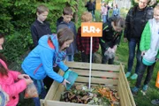 Wohin mit dem matschigen, ekligen Bioabfall? Entweder in die Biotonne oder auf einen selbst angelegten Komposthaufen. Die Schüler einer 4. Klasse der Grundschule Birk starten den Selbstversuch und legen einen eigenen Schulkompost an. Drei Monate lang füttern und beobachten sie ihren Haufen. Was passiert mit den Abfällen auf dem Komposthaufen?