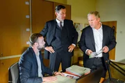 Kollege Schimpf (Thomas Stipsits) hat wichtige Fakten recherchiert und präsentiert sie Moritz (Harald Krassnitzer, rechts) und Sekt.Chef Rauter (Hubert Kramar, m.).