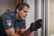 Tarik (Serhat Cokgezen) findet Einbruchsspuren am Fenster.