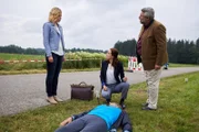 Dass der tödlich verunglückte Jogger (Komparse) dem herannahenden Fahrzeug offenbar nicht ausgewichen ist, lässt für die Kommissare Winter (Vanessa Eckart, l.), Pathologin Mai (Sina Wilke, M.) und Kommissar Stadler (Dieter Fischer, r.) nur einen Schluss zu: Er hat Kopfhörer getragen.