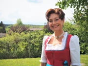 Elisabeth Rehm im Garten des Landgasthofs "Die Post".