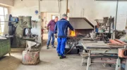 Wolfgang und Silvio Poppe bauen im Schmiede-Familienbetrieb einen neuen Grill.