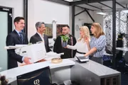 Patrizia (Miriram Lahnstein, 2.v.r.) lässt sich nicht anmerken, wie ihre Niederlage sie wurmt. V.l.: Ringo (Timothy Boldt), Benedikt (Jens Hajek) und Easy (Lars Steinhöfel); rechts Stella (Bettine Langehein)