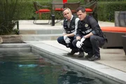 Wie könnte sich der Mord an Benjamin Fowler, der erschossen im Swimmingpool gefunden wurde, abgespielt haben? Hodges (Wallace Langham, li.) und Nick (George Eads) versuchen den möglichen Tathergang zu rekonstruieren.