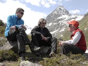 Reinhold Messner (m.) mit Philipp Engel und Franz Lorenz, dem Sohn eines Flüchtlingshelfers im Zweiten Weltkrieg