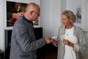 Beatrice Böttcher (Wookie Mayer), die als Zeugin von Polizeidirektor Achtziger (Alexander Duda) befragt wurde, macht keinen Hehl daraus, dass sie ihn sehr sympathisch findet.