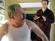 Captain Stottlemeyers (Ted Levine, li.) Frau hat ihn rausgeschmissen. Monk (Tony Shalhoub) nimmt ihn in seiner Wohnung auf, was nicht unbedingt zur Verbesserung Stottlemeyers Situation führt...