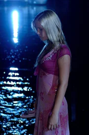 Emma (Claire Holt) sieht in einer Vollmondnacht versehentlich in den Mond - mit fatalen Folgen. Emma (Claire Holt) sieht in einer Vollmondnacht versehentlich in den Mond - mit fatalen Folgen.