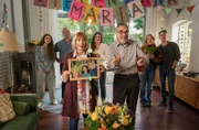 Überraschungsparty mit der ganzen Familie (v.l.n.r.): Luisa Mertens (Lilly Wiedemann), Mike Redmann (Matthias Komm), Charlotte Baumgart (Ursela Monn), Susanne Mertens (Elisabeth Lanz), Georg Baumgart (Gunter Schoß), Gina Harzer (Amelie Hennig) und Jonas Mertens (Lennart Betzgen).