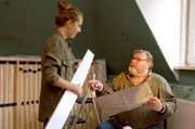 Lotte erkennt ihr Zimmer nicht wieder, denn Bernd baut gerade Möbel auf.
