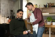 ARD/MDR IN ALLER FREUNDSCHAFT 1097 , "Bang ums Herz", am Dienstag (10.06.25) um 21:00 Uhr im ERSTEN. Ab 03.06.2025, 21:00 Uhr in der ARD-Mediathek. Kris Haas (Jascha Rust, re.) hat Fadila Awad versprochen, sich ein paar Stunden um ihren gerade geborenen Sohn Noor zu kümmern. Sie selbst möchte herausfinden, was mit ihrem Mann passiert ist, von dem sie auf der Flucht von Syrien getrennt wurde. Nun bittet Kris seinen Mitbewohner Ilay Demir (Tan Caglar, li.), ihn kurz zu unterstützen.
