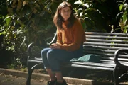 Frances (Alison Oliver) wird alles zu viel. Familie, Freunde, Geld, Beziehung alles scheint vor ihren Augen in die Brüche zu gehen. Frances muss etwas dagegen tun – und zwar schnell.