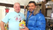 Horst (li.) kann sich nur sehr schwer von seiner geliebten Sammlung der Disney-Figuren trennen