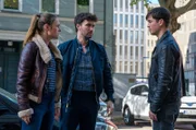 Lucy Elbe (Josephin Busch, l.) und Alexander von Tal (Aleksandar Radenković, M.) befragen Taxifahrer Cedrik Menge (Louis Held, r.) zum Verschwinden seiner Ex-Freundin.