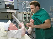 Dr. Stein (Bernhard Bettermann, re.) entscheidet sich, die OP trotz Komplikationen zu Ende zu führen. Als Horst Grabowski (Peter Sodann, li.) erwacht, bestätigt sich seine schlimmste Befürchtung, er leidet tatsächlich unter Sprachstörungen.