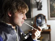 Soldat Jakob (Christoph Letkowski) zieht an seiner Pfeife.