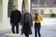 v.li.: Harald Neuhauser (Marcus Mittermeier), Ludwig Schaller (Alexander Held) und Angelika Flierl (Bernadette Heerwagen) ermitteln auf dem Friedhof.